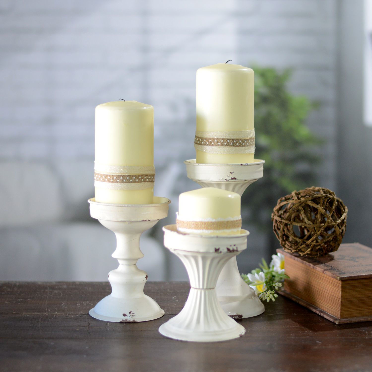 Set of 3 White Distressed Candle Holders 1801663